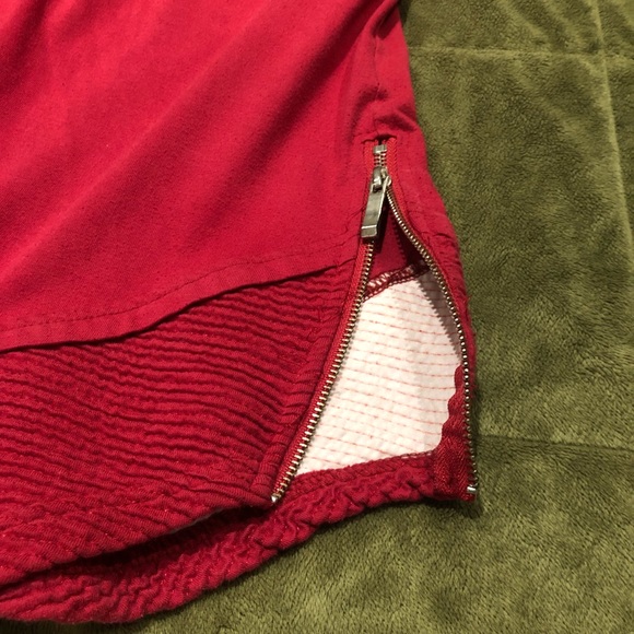 Rare❗️Red Victorious T-shirt with Cotton and Zipper details - Picture 4 of 6